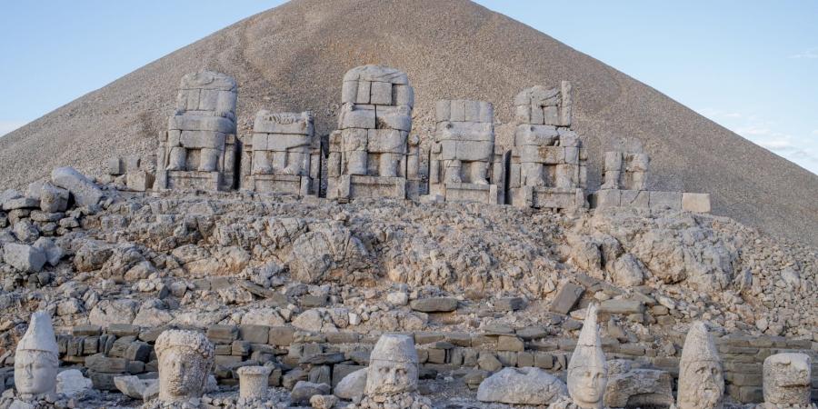 بالبلدي: جبل نمرود.. تماثيل حجرية تحرس لغزًا عمره ألفي عام في تركيا