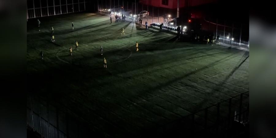 بالبلدي: شاهد ما فعله آباء بمباراة كرة قدم للأطفال لحظة انقطاع الكهرباء بأوكرانيا