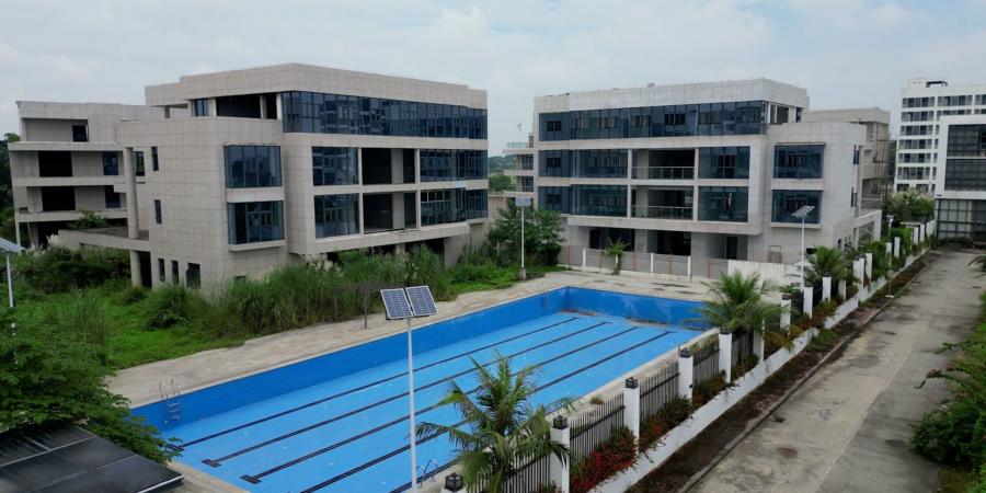 بالبلدي: كاميرا CNN تزور قصر زعيم عصابة صيني هارب متهم بالاحتيال على آلاف البشر.. شاهد كيف كانت حياته