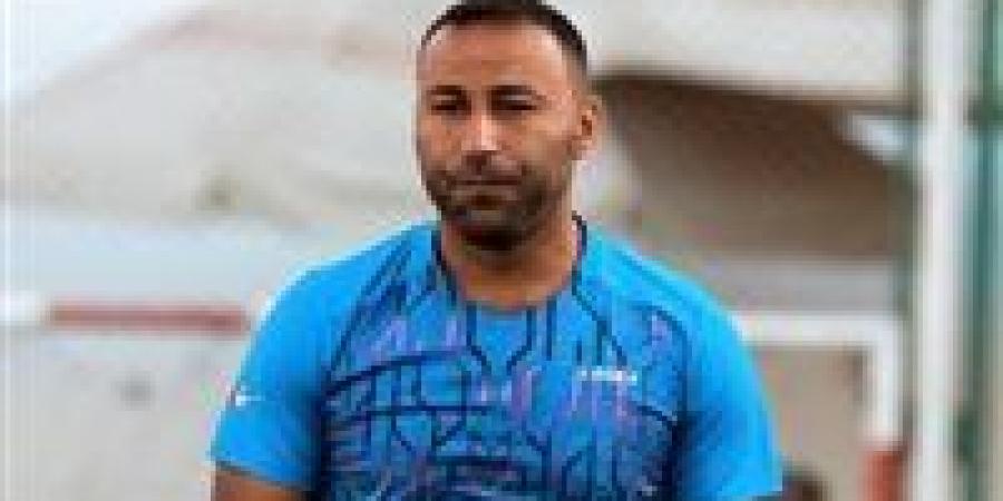 بالبلدي: "الشيلة
      كبيره
      عليه"..
      إبراهيم
      صلاح
      ينتقد
      اداء
      الزمالك
      مع
      أحمد
      عبد
      الرؤوف