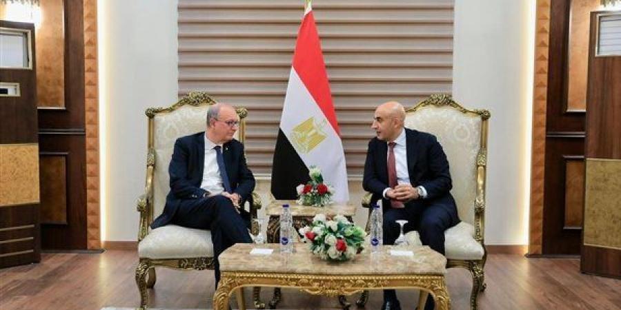 بالبلدي: وزير
      التربية
      والتعليم
      يستقبل
      نظيره
      الإيطالي
      بمطار
      القاهرة
      تمهيدًا
      لإطلاق
      أكبر
      شراكة
      في
      التعليم
      الفني