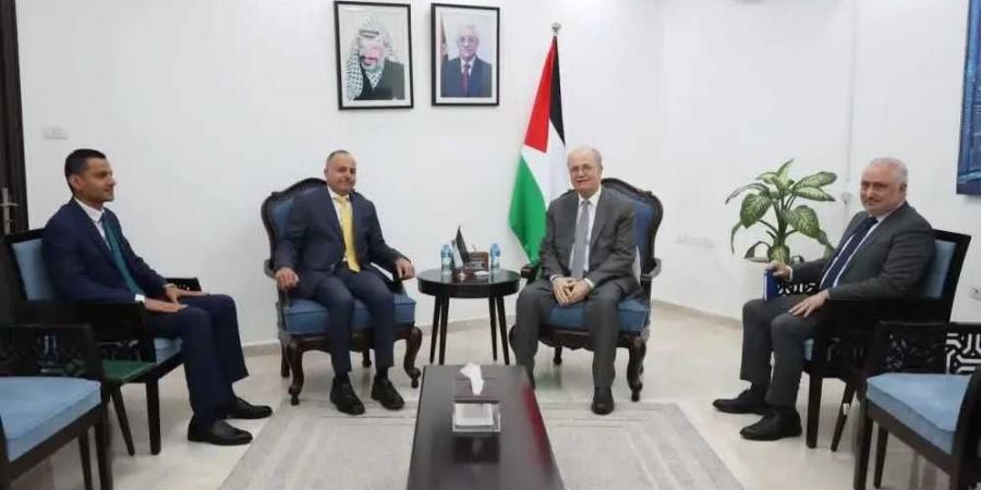 سفير
      مصر
      في
      رام
      الله
      يلتقي
      برئيس
      الوزراء
      الفلسطيني