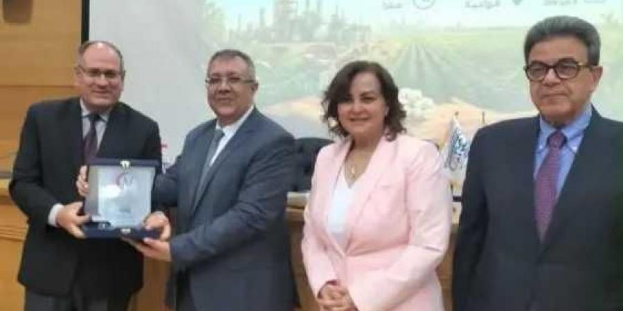 الزراعة:
      تستعرض
      جهود
      المركز
      الإقليمي
      للأغذية
      والأعلاف
      في
      دعم
      الإنتاج
      الحيواني
      والأمن
      الغذائي