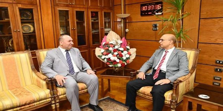 بالبلدي: رئيس
      جامعة
      أسيوط
      تبحث
      تطوير
      التعليم
      والابتكار
      مع
      جامعة
      أسيوط
      الأهلية