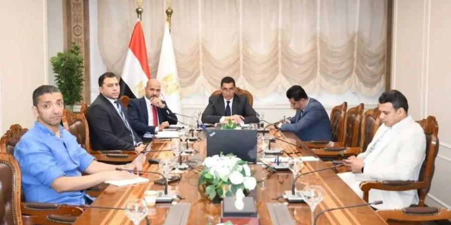 وزير
      الشباب
      والرياضة
      يلتقي
      مسؤولي
      شركة
      دافينج
      الصينية
      لبحث
      التعاون
      وتوطين
      الصناعة
      بالمجال
      الرياضي