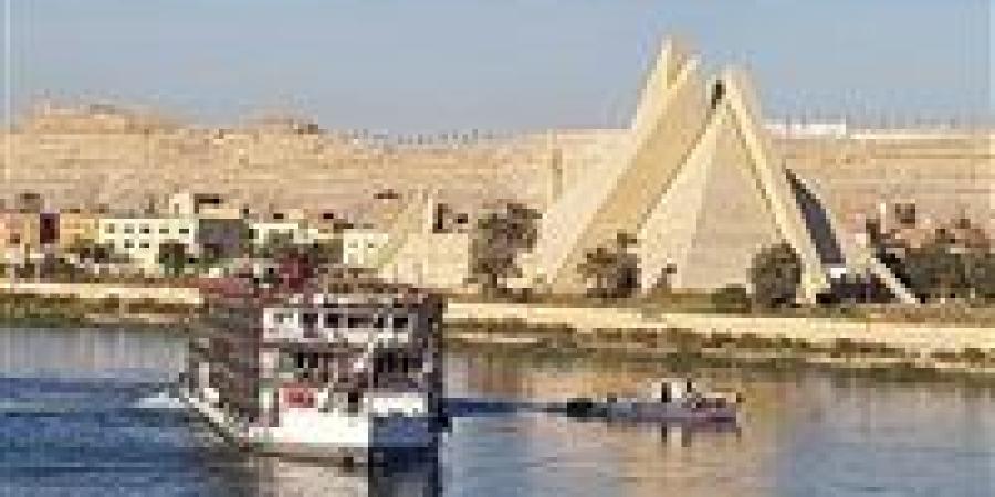 بالبلدي: محافظ
      المنيا
      يتابع
      إجراءات
      تعويم
      باخرة
      سياحية
      تقل
      45
      مصريًا