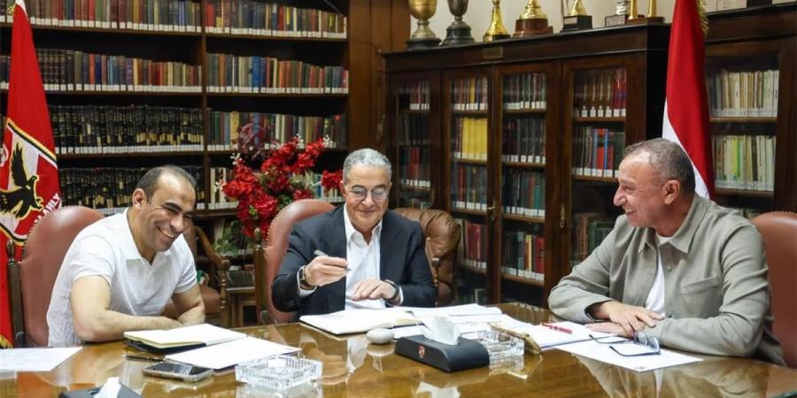 بالبلدي : هيكلة
      الأهلي
      |
      محمد
      يوسف
      في
      منصب
      جديد
      وعصام
      سراج
      للتعاقدات