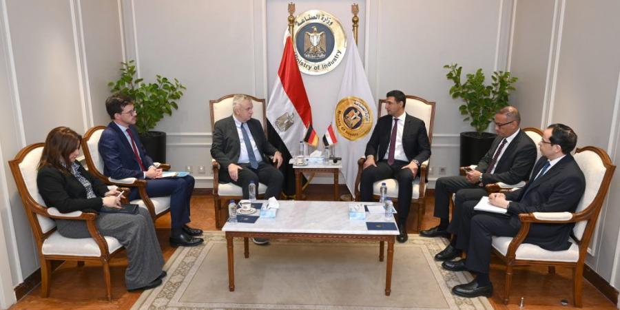 بالبلدي : وزير
      الصناعة
      يبحث
      مع
      سفير
      ألمانيا
      لدى
      مصر
      سبل
      تعزيز
      التعاون
      الصناعي