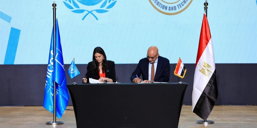 بالبلدي : للمرة
      الاولى..
      «عبداللطيف»
      وممثلة
      «يونيسيف
      مصر»
      يوقعان
      بيانًا
      مشتركًا
      لتعزيز
      جودة
      التعليم
      الفني