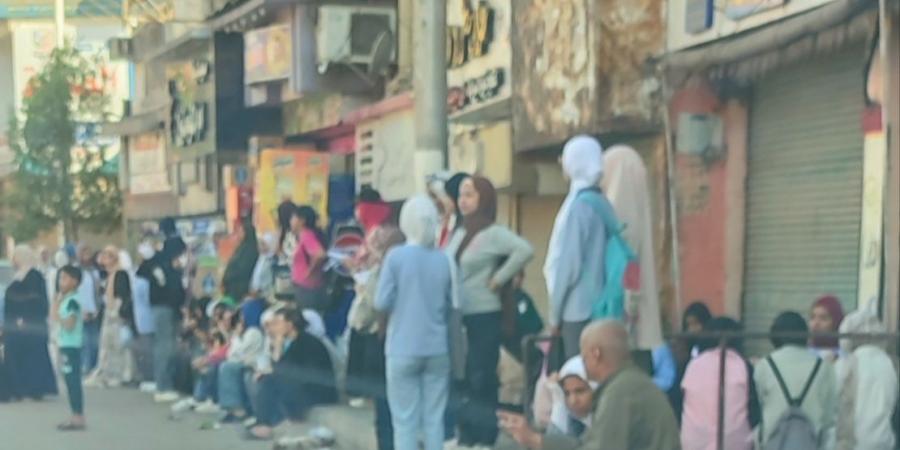 بالبلدي : تحت
      لهيب
      الشمس..
      أولياء
      الأمور
      يفترشون
      الأرصفة
      في
      انتظار
      أبنائهم
      أمام
      لجان
      الإعدادية
      بسوهاج