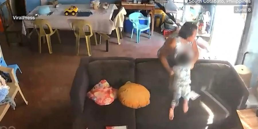 بالبلدي: لحظات مرعبة أثناء زلزال الفلبين.. شاهد ما فعلته سيدة مع طفل