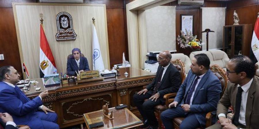 بالبلدي: جامعة
      الأقصر
      ونقابة
      المحامين
      تتباحثان
      لتأهيل
      الكوادر
      القانونية
      رقميًا