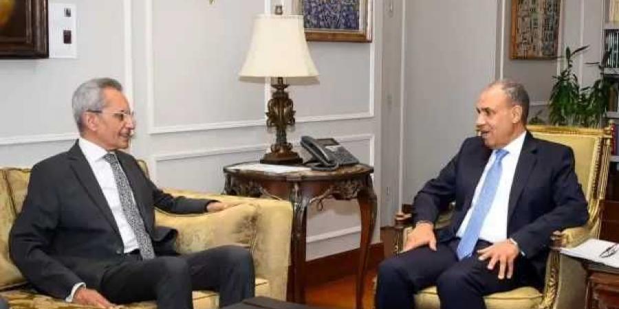 وزير
      الخارجية
      يستقبل
      وزير
      شئون
      المجالس
      النيابية