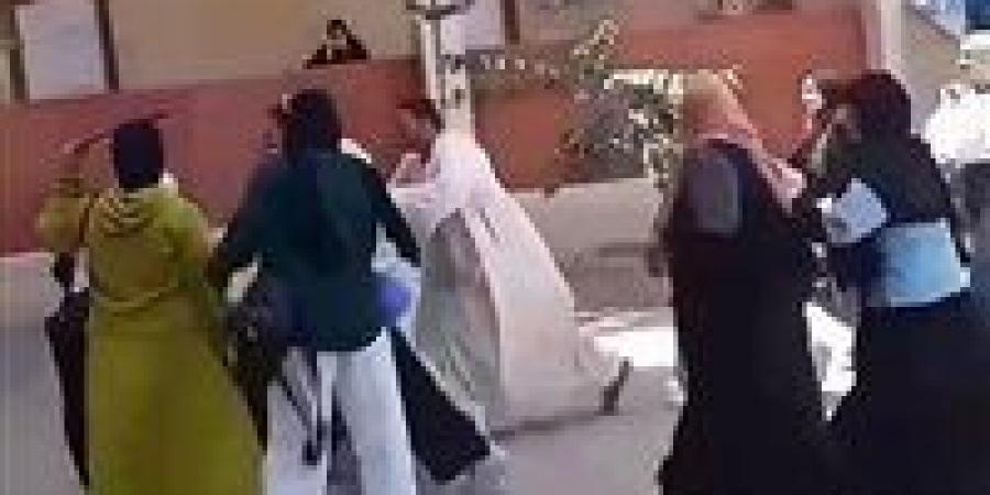 بالبلدي : رامي
      رضوان
      عن
      فيديو
      اقتحام
      ولي
      أمر
      لجنة
      امتحان:
      كيف
      سُمح
      لولي
      الأمر
      بالدخول
      ومن
      صوّره