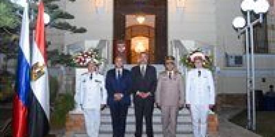بالبلدي: محافظ
      الإسكندرية
      يشارك
      في
      احتفالية
      العيد
      الوطني
      لروسيا
      الاتحادية