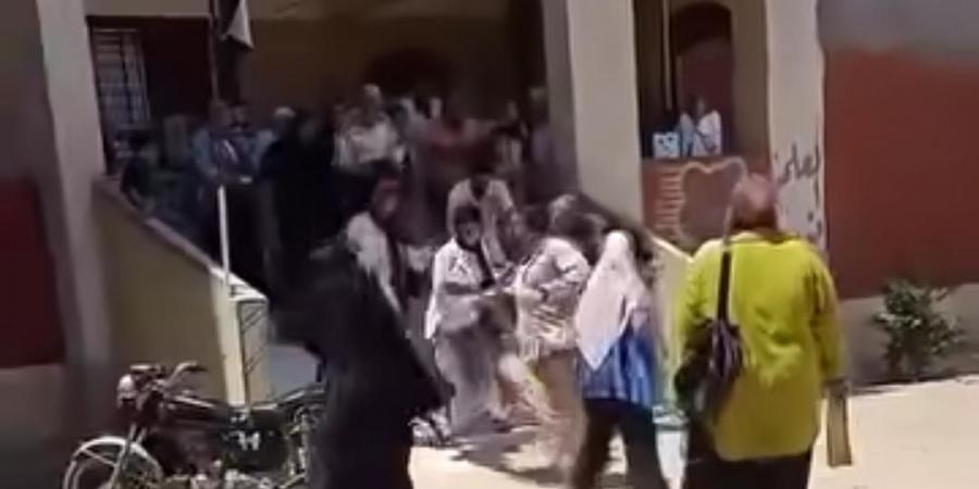 بالبلدي: بعد
      انتهاء
      الشهادة
      الإعدادية..
      فيديو
      يزعم
      اعتداء
      اولياء
      الامور
      على
      معلمتين
      رفضوا
      الغش