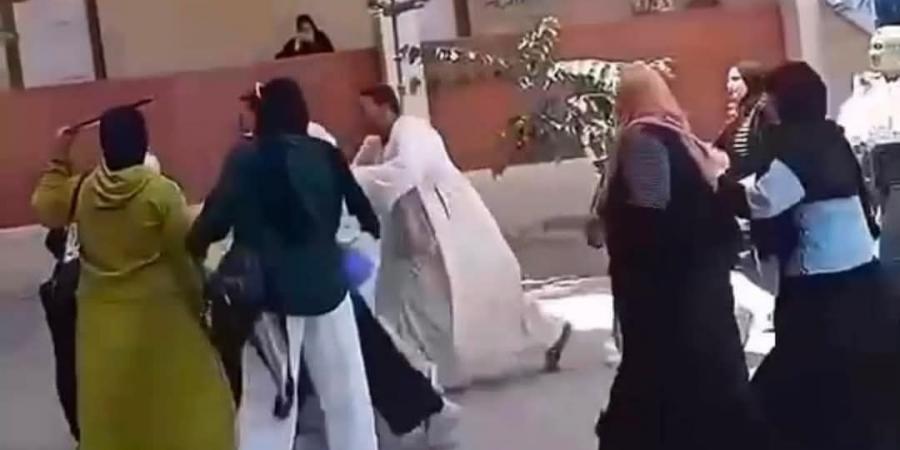 بالبلدي : عاجل..
      «التعليم»
      عن
      فيديو
      ضرب
      معلمة
      لرفضها
      الغش:
      مشاجرة
      بين
      أولياء
      الأمور
      لخلافات
      شخصية