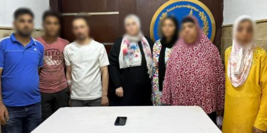 بالبلدي: «يعملوها
      الصغار
      يوقع
      فيها
      الكبار»..
      مشاجرة
      طاحنة
      بين
      الأهالي
      في
      كفر
      الدوار
      بالبحيرة