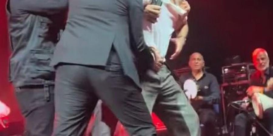 بالبلدي: جورج
      وسوف
      يفاجئ
      الجمهور
      بعد
      اقتحام
      معجب
      للمسرح..
      وهذا
      ما
      فعله
      (صور)