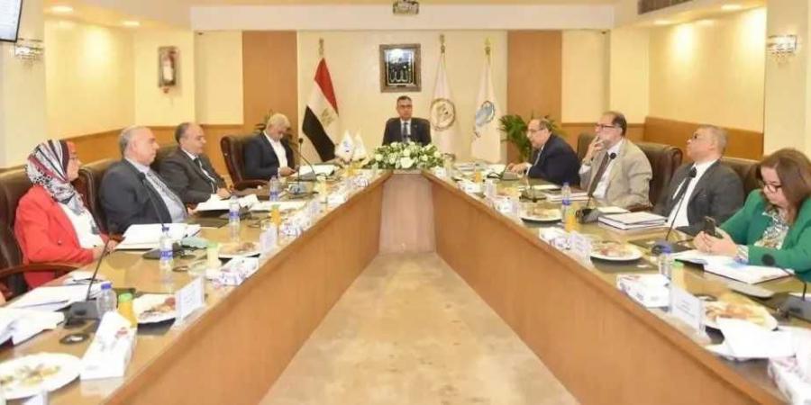 وزير
      التموين
      يترأس
      اجتماع
      الجمعية
      العامة
      للشركة
      القابضة
      للصناعات
      الغذائية