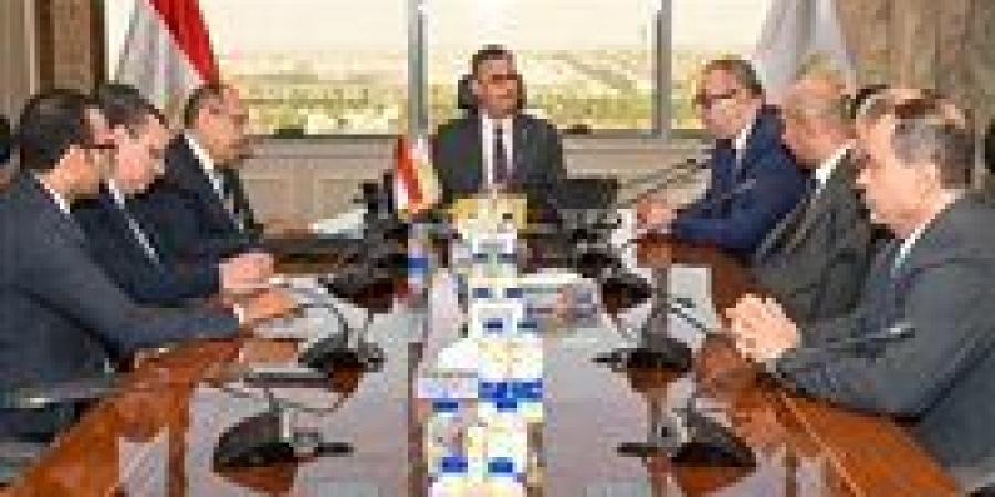 بالبلدي: وزير
      التموين
      يبحث
      مع
      شركة
      تمويلي
      توفير
      حلول
      مالية
      ميسرة
      لبدالي
      التموين
      ومشروع
      جمعيتي