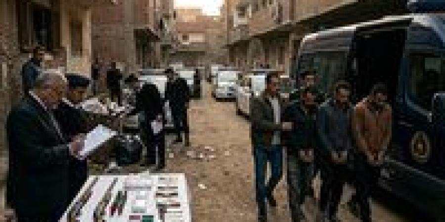 بالبلدي: السجن
      المشدد
      8
      سنوات
      لعصابة
      السرقة
      بالإكراه
      وتجارة
      المخدرات
      في
      البساتين
