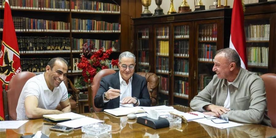 بالبلدي : الخطيب
      يبتعد
      عن
      ملف
      كرة
      القدم
      في
      الأهلي
      نهائيًا..
      وتعليق
      قوي
      من
      شوبير