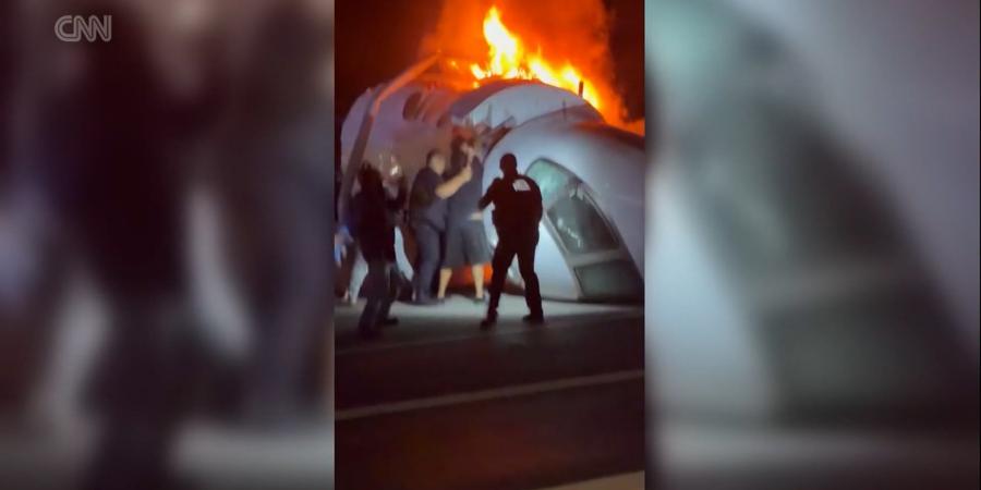 بالبلدي: تحطم طائرة على طريق سريع بتكساس.. شاهد محاولة إنقاذ ركابها المحاصرين وسط النيران