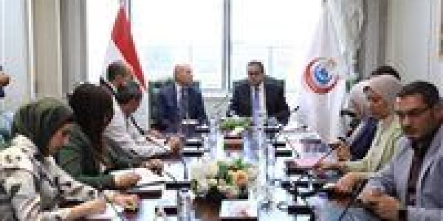 بالبلدي: وزير
      الصحة
      ومحافظ
      القاهرة
      يبحثان
      تطوير
      الخدمات
      الطبية
      بالعاصمة