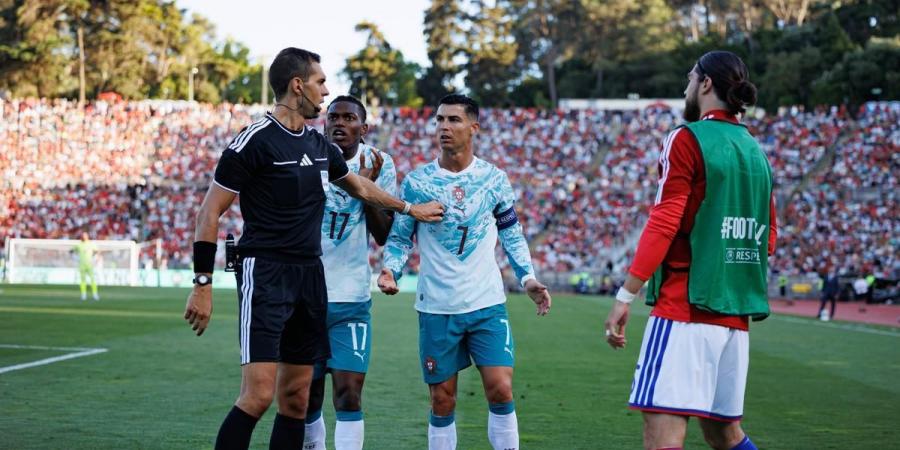بالبلدي : مواعيد
      مباريات
      اليوم
      الأربعاء
      1762026
      والقنوات
      الناقلة..
      البرتغال
      ضد
      الكونغو
      وإنجلترا
      تواجه
      كرواتيا