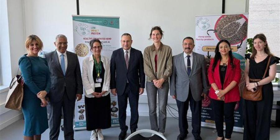 بالبلدي: وزير
      التعليم
      العالي
      يزور
      وادي
      العلوم
      بجامعة
      باريس-ساكلاي
      لربط
      الأبحاث
      المصرية
      بالصناعة
      الفرنسية