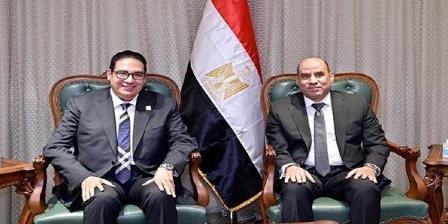 بالبلدي: وزير
      العمل
      يستقبل
      رئيس
      جامعة
      القاهرة
      لبحث
      تطوير
      المهارات
      وسوق
      العمل