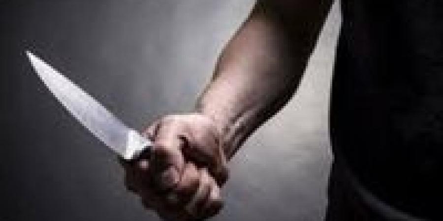 بالبلدي: جزار
      يمزق
      جسد
      زميله
      بسلاح
      أبيض
      سكين
      بقنا