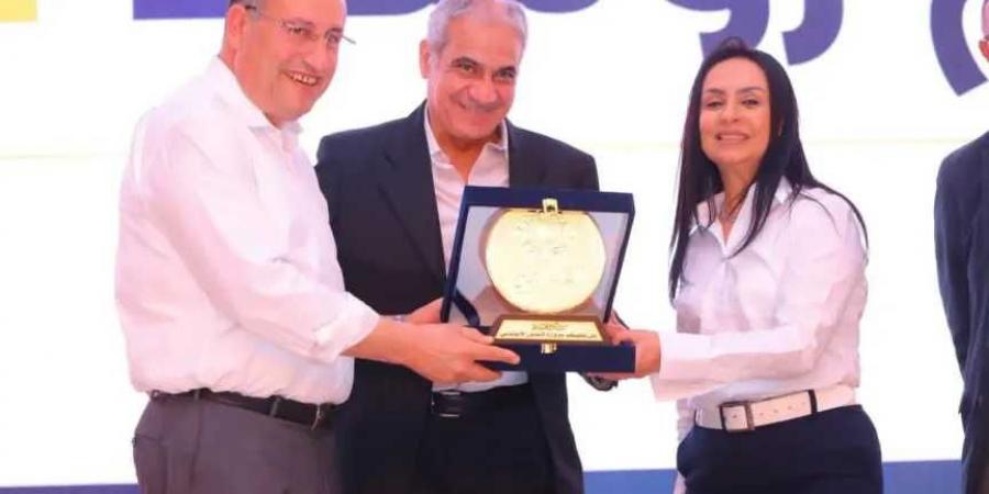 وزيري
      التعليم
      العالي
      والتضامن
      الاجتماعي
      يكرّمان
      رئيس
      جامعة
      أسوان
      خلال
      قمة
      ..ستارت
      2026