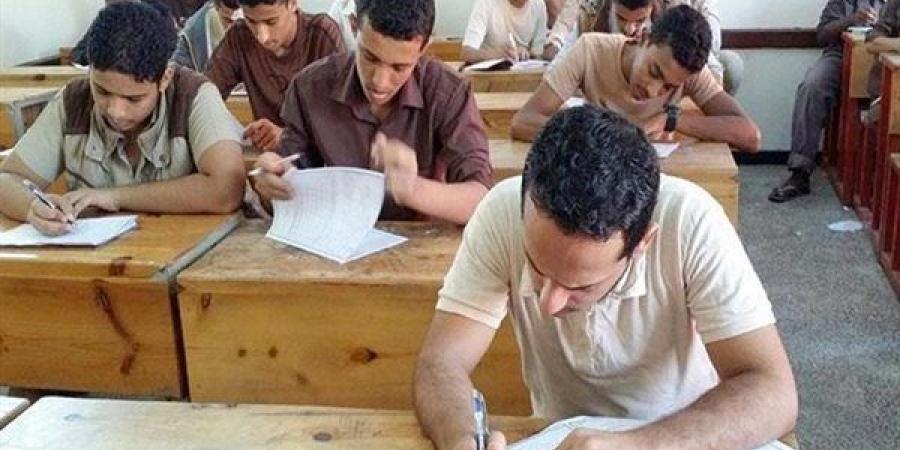 بالبلدي: استغاثة
      من
      داخل
      لجنة
      بالثانوية
      العامة
      في
      نجع
      حمادي..
      ضغوط
      ومحاولات
      تأثير
      على
      سير
      الامتحانات