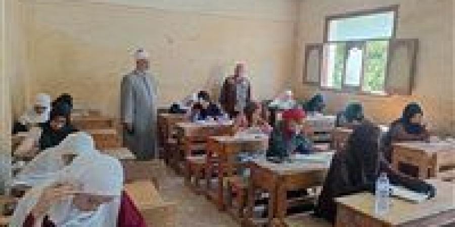 بالبلدي : رئيس
      منطقة
      سوهاج
      الأزهرية
      يتابع
      امتحان
      الكيمياء
      للثانوية
      الأزهرية