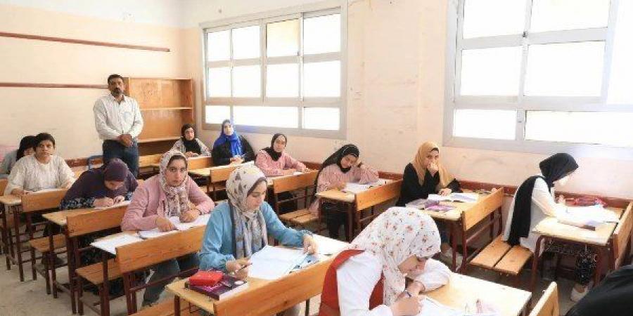 بالبلدي: في
      أول
      أيام
      الثانوية
      العامة..
      شكاوى
      أولياء
      الأمور
      بسبب
      تأخر
      دخول
      الطلاب
      إلى
      اللجان