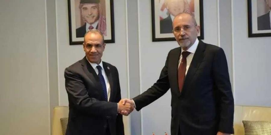 وزير
      الخارجية
      يلتقي
      نظيره
      الأردني
      على
      هامش
      المجلس
      الوزارى
      لجامعة
      الدول
      العربية
