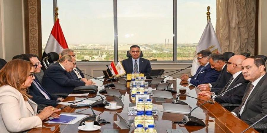 بالبلدي : وزير
      التموين
      و«إي
      فاينانس»
      يبحثان
      تنفيذ
      مشروع
      «كاري
      أون»
      لتطوير
      المنافذ
      التموينية
      بالحلول
      الرقمية