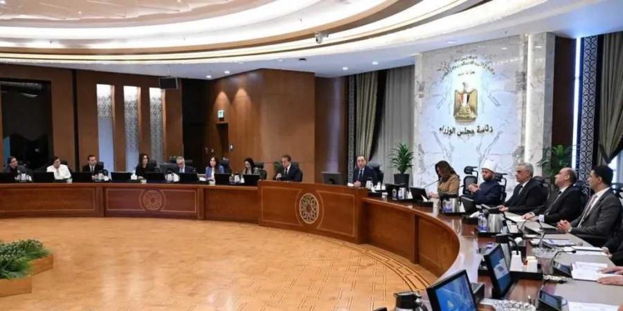 رئيس
      الوزراء
      يترأس
      اجتماع
      المجلس
      القومي
      للسكان