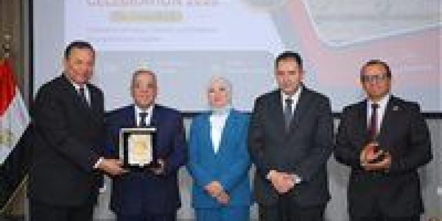 بالبلدي: محافظ
      دمياط
      يشيد
      بإبداعات
      طلاب
      هندسة
      المنصورة
      الجديدة
      ويدعم
      الأفكار
      المبتكرة