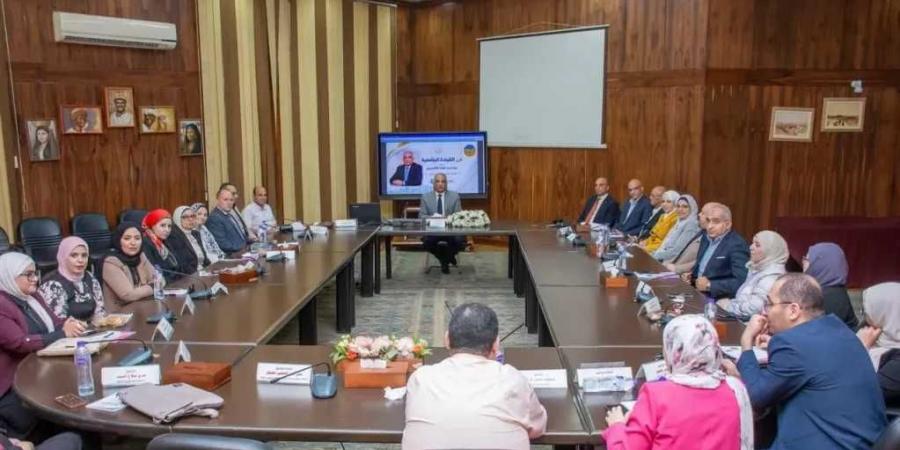 رئيس
      جامعة
      طنطا
      يختتم
      دورة
      «إعداد
      القادة
      الأكاديميين»
      بمحاضرة
      حول
      فن
      القيادة
      الجامعية