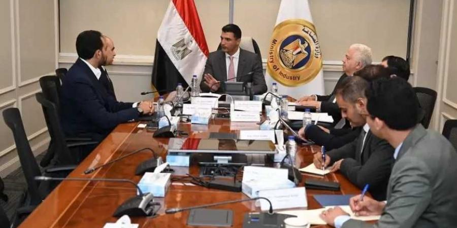 وزير
      الصناعة
      يبحث
      مع
      شركة
      إيرسك
      لحلول
      الطاقة
      المتجددة
      فرص
      دعم
      التحول
      الأخضر