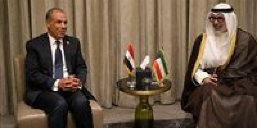 بالبلدي: وزير
      الخارجية
      ونظيره
      الكويتي
      يبحثان
      تعزيز
      التعاون
      الثنائي
      وتنسيق
      المواقف
      تجاه
      قضايا
      المنطقة