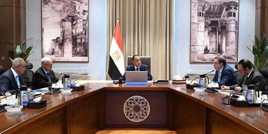 رئيس
      الوزراء
      يتابع
      مشروع
      إعادة
      هيكلة
      عدد
      من
      وحدات
      الجهاز
      الإداري
      للدولة