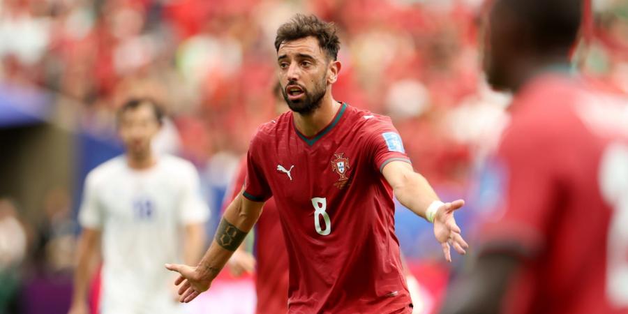 بالبلدي: عانقه وقبّل رأسه.. لاعب منتخب البرتغال يواسي مدافع أوزبكستان لحظة بكائه