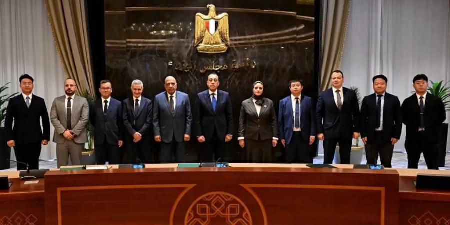 رئيس
      الوزراء
      يشهد
      مراسم
      توقيع
      مذكرة
      تفاهم
      لإنشاء
      أول
      مصنع
      لتوربينات
      الرياح