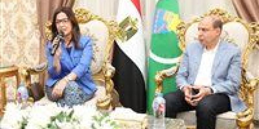 بالبلدي: «الثقافة
      بين
      الهوية
      والتحولات
      الأدبية»
      على
      هامش
      زيارة
      وزيرة
      الثقافة
      لمحافظة
      المنيا
