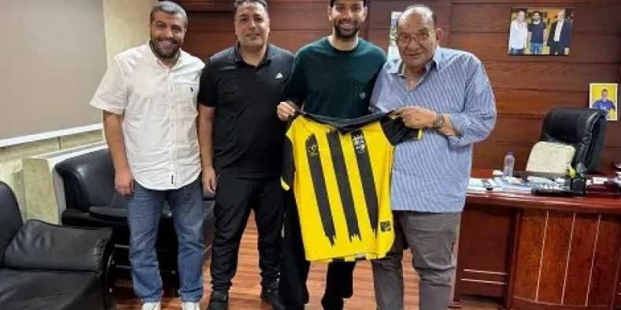 رسميا..
      المقاولون
      العرب
      يتعاقد
      مع
      ميدو
      جابر
