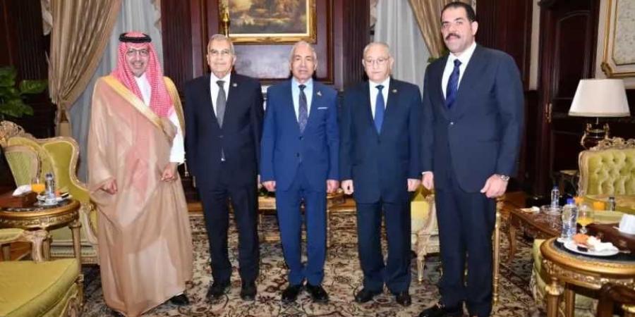 رئيس
      الشيوخ:
      مصر
      والسعودية
      جناحا
      الأمة
      العربية
      والركيزتان
      الأساسيتان
      للأمن
      والاستقرار
      الإقليمي
